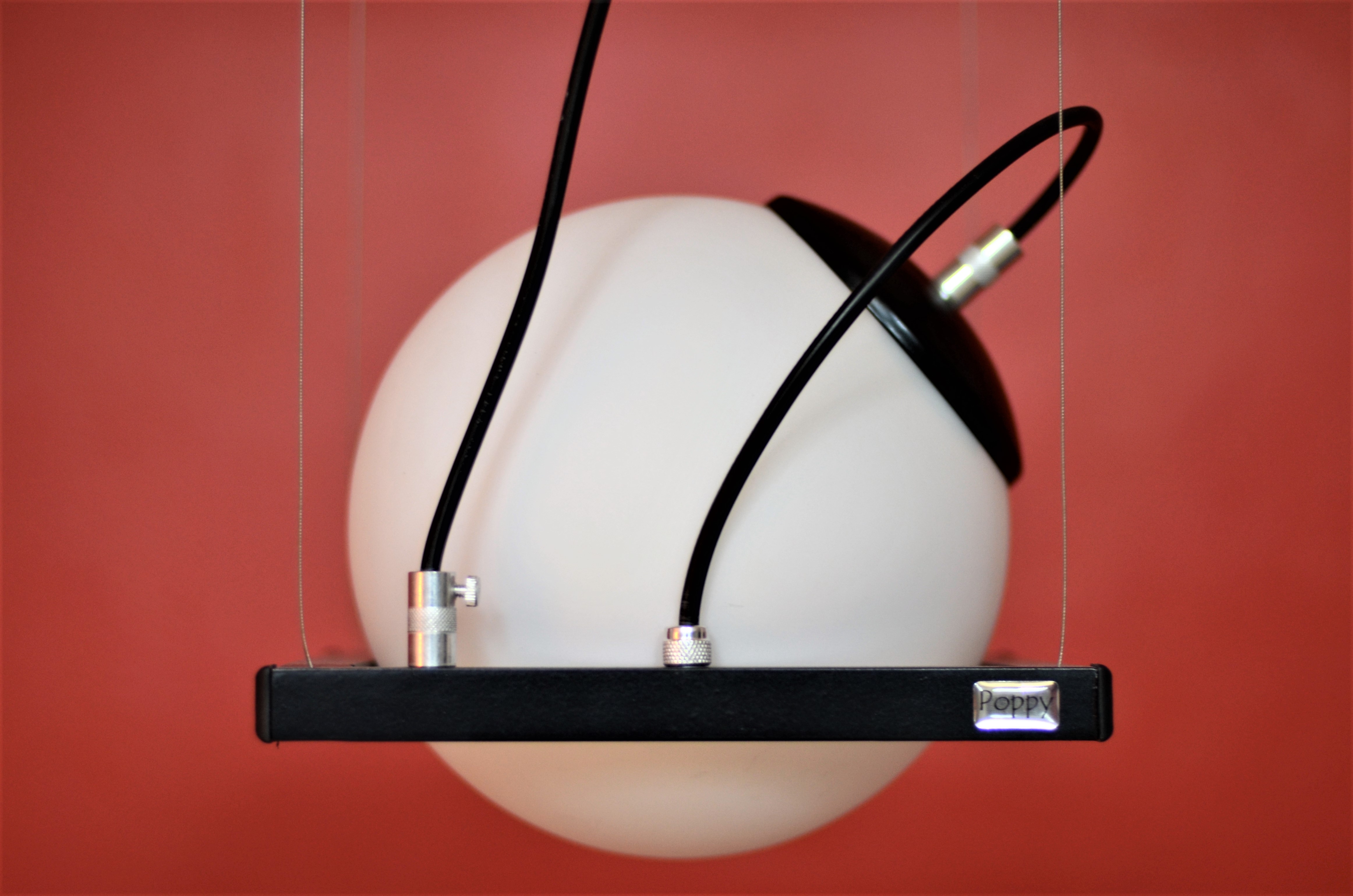 Pendente Moderno Poppy com globo branco para sala de jantar e design industrial Lustres Gênesis loja online de Lustres e Iluminação Decorativa. 